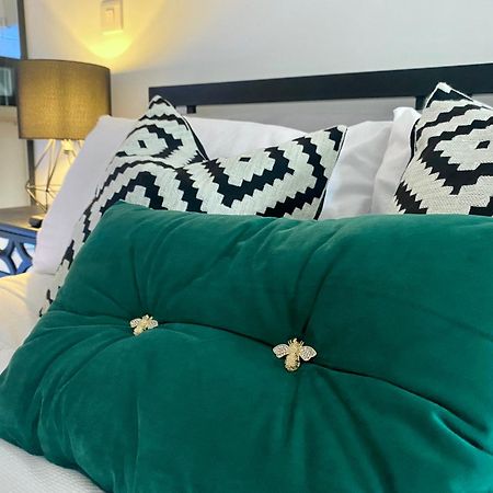 Stylish Studio Apartment In Centre Of St Clears Εξωτερικό φωτογραφία