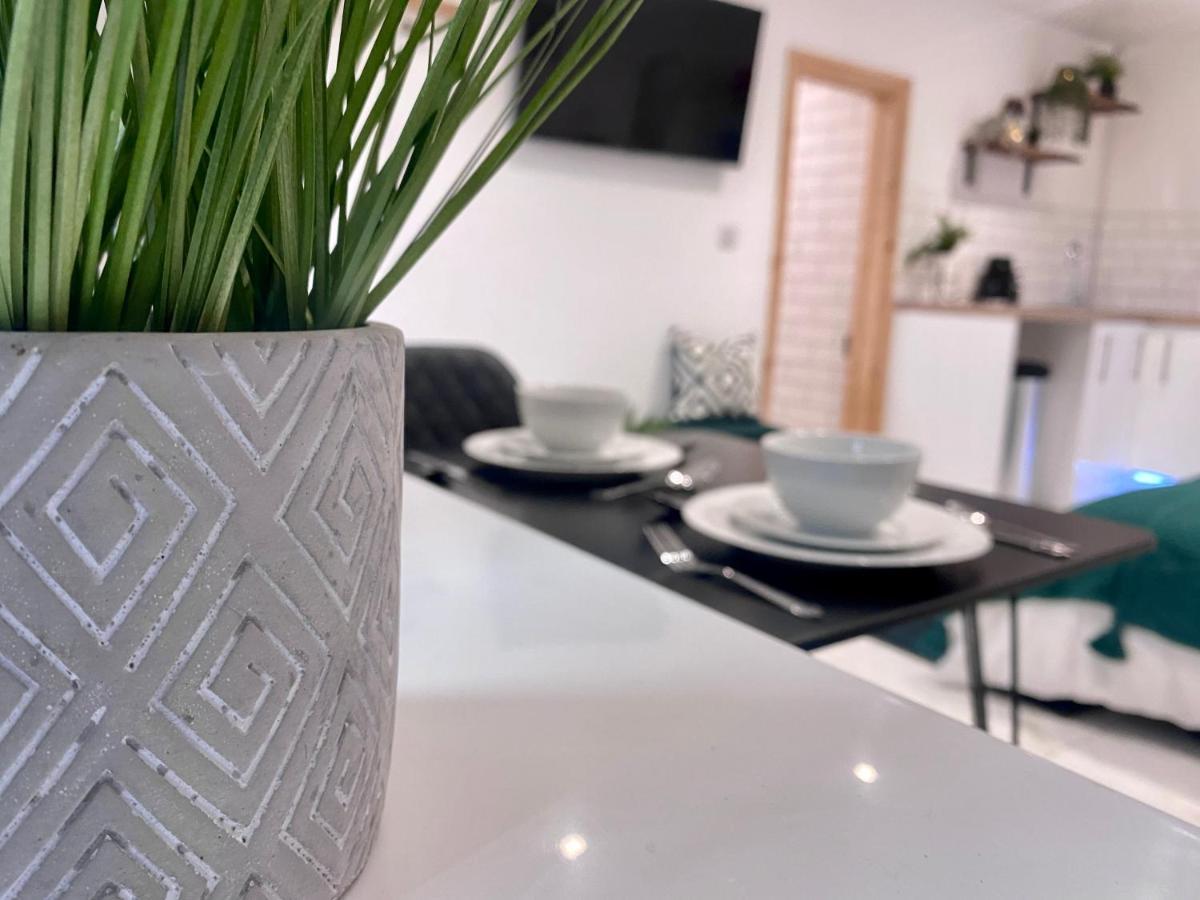 Stylish Studio Apartment In Centre Of St Clears Εξωτερικό φωτογραφία