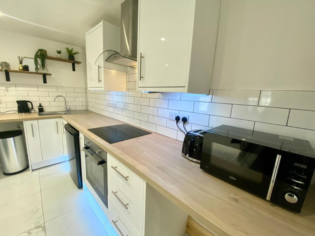 Stylish Studio Apartment In Centre Of St Clears Εξωτερικό φωτογραφία