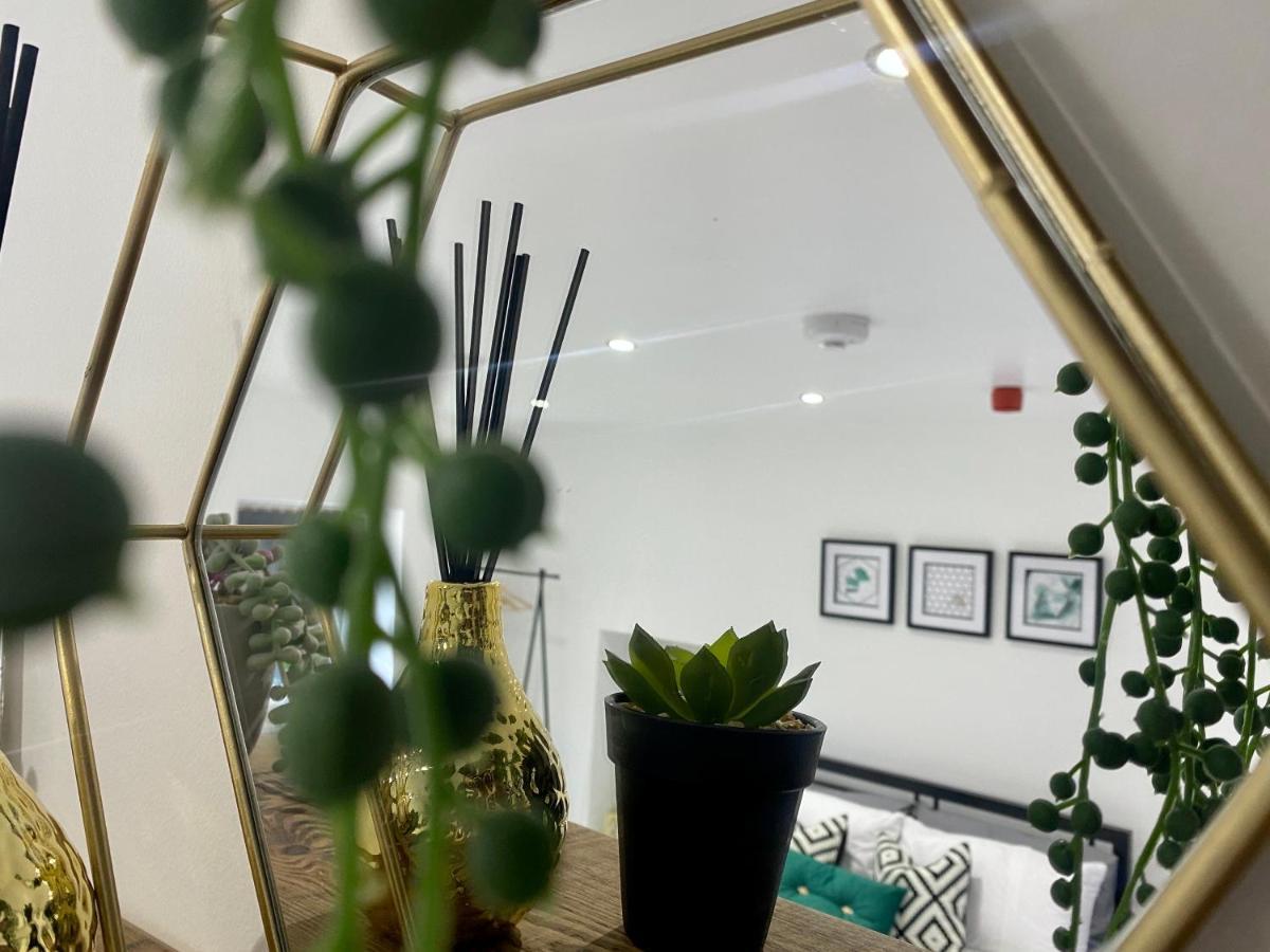 Stylish Studio Apartment In Centre Of St Clears Εξωτερικό φωτογραφία